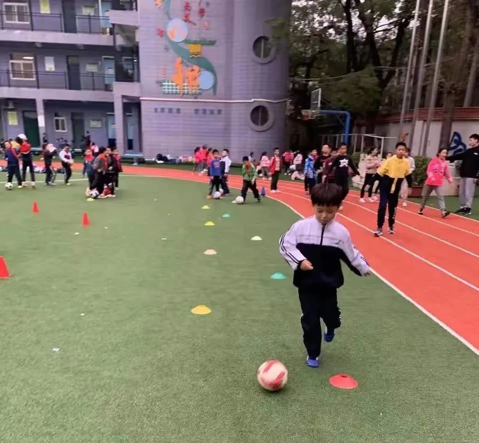 小宝宝踢足球的视频(二年级小男孩的足球之路：妈妈越狠心，儿子越优秀)