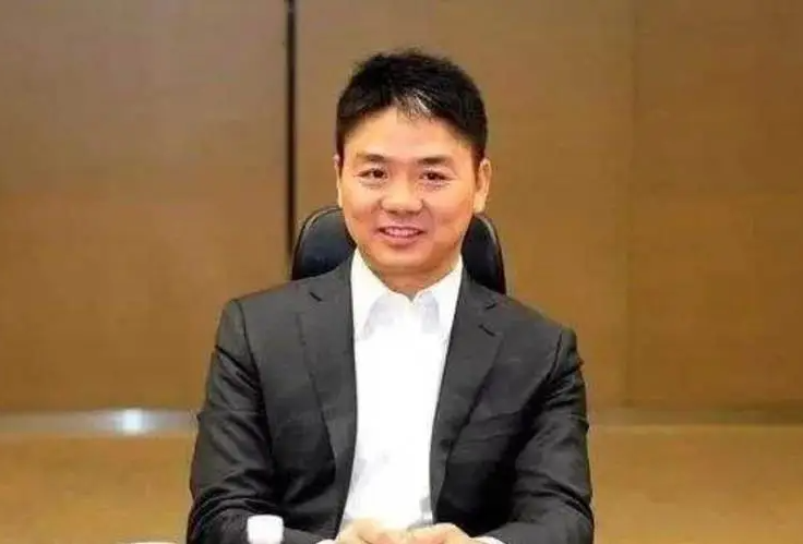 刘强东年轻时的照片，这穿着看了让人心酸，白手起家不容易