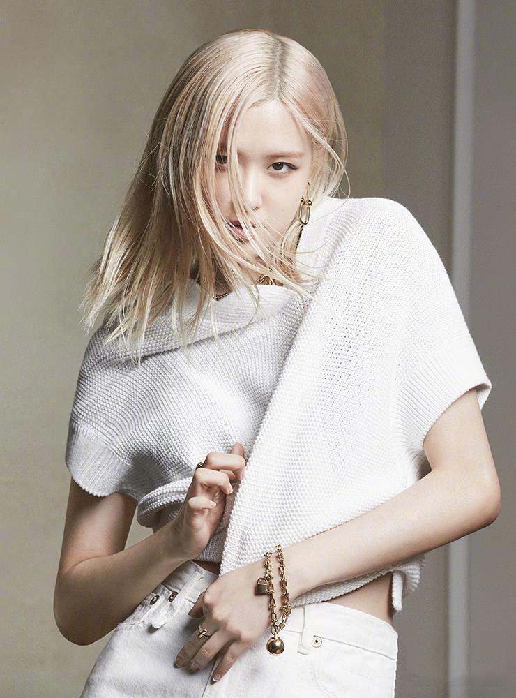 ros07朴彩英拍性感唯美写真,光脚穿吊带裙秀美腿