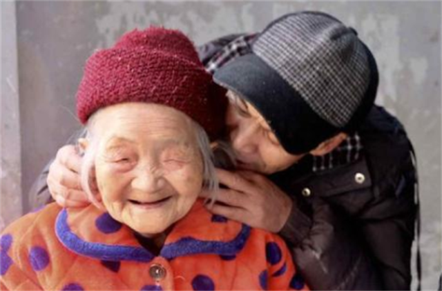 未婚夫战场牺牲，她带准婆婆出嫁，不离不弃奉养“妈妈”40年
