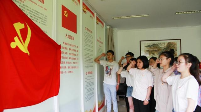 大学生入党有“硬性要求”，3个条件缺一不可，建议学生尽早申请