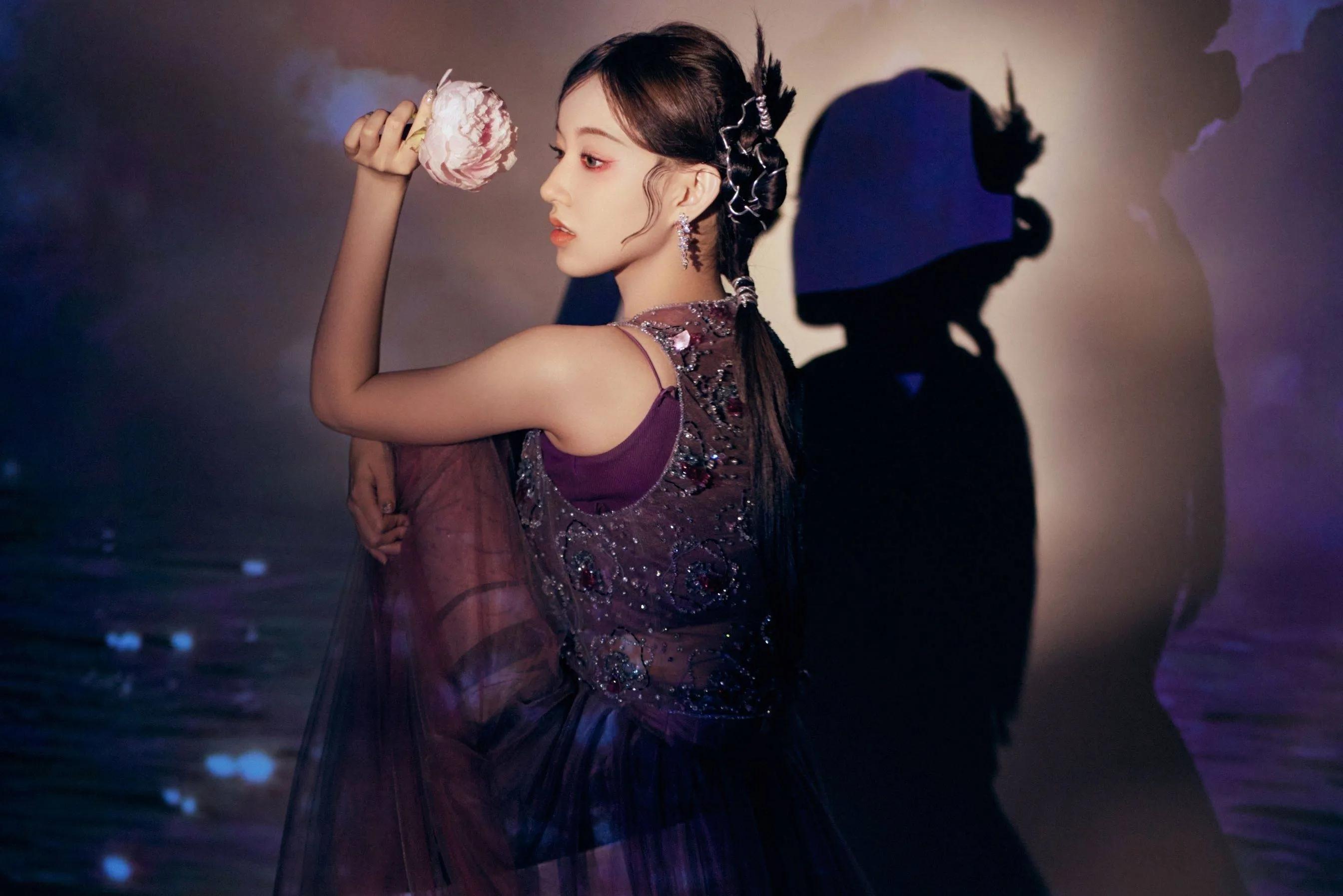 程潇长裙优美舞台照