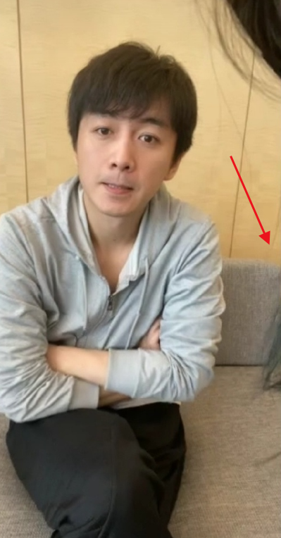 陈妍希陈晓一起居家隔离，晒老公视角练瑜伽照，“幼态脸”好漂亮