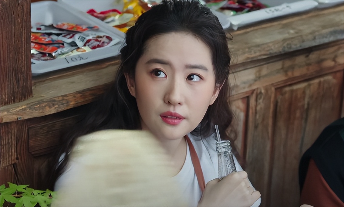 吃得越狠演技越稳!刘亦菲"吃花卷",能让多少女演员脸红?