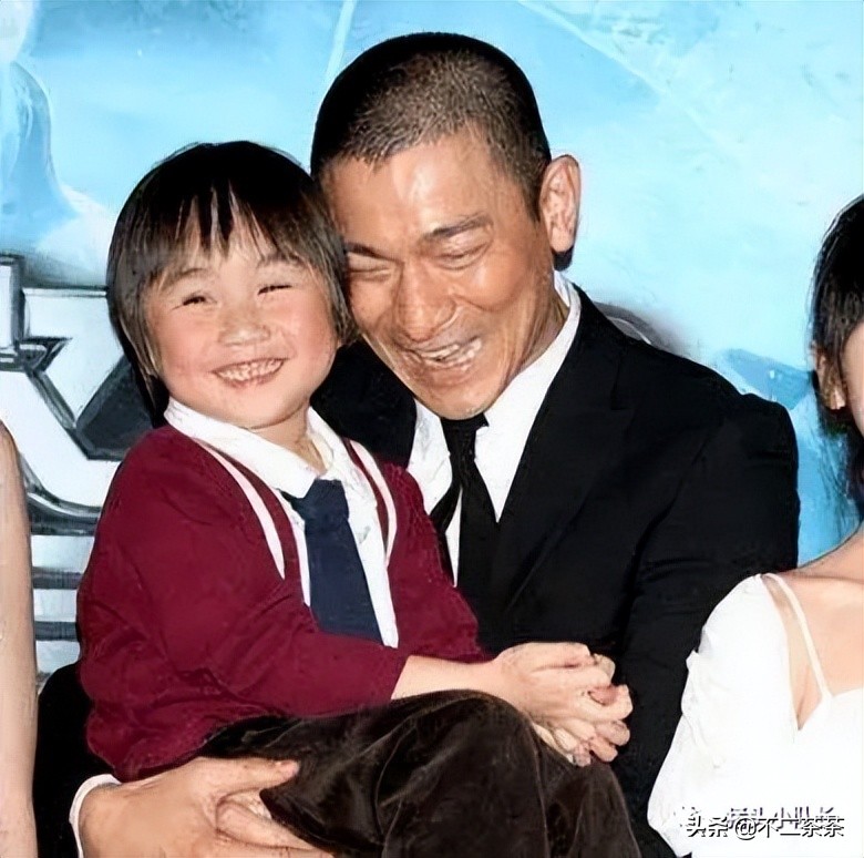 父亲啃他，他啃儿子，这个家族从未逃离童星魔咒