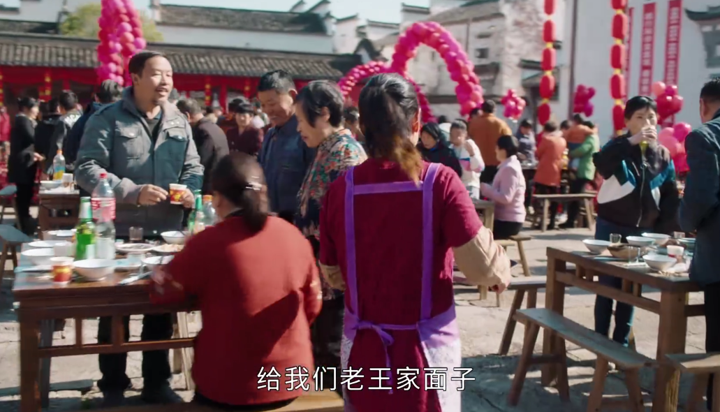 赵丽颖的细纹，老太太发黄的背心，扑面而来的寒酸才是真正的穷人