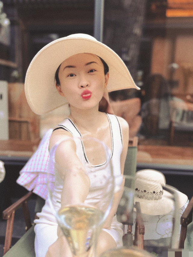 霍思燕520高调放闪，霸气亲吻杜江超甜蜜，近照瘦太多美回少女