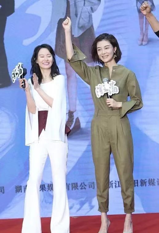 阔太李念和车晓同框，仅差三岁穿衣风格差别真大，发型决定气质