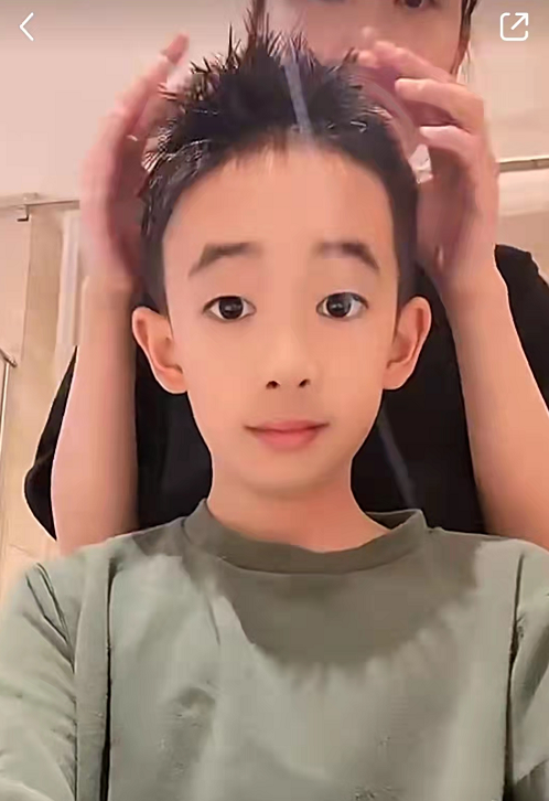 应采儿晒居家技能，化身tony为爸爸和儿子理发，祖孙剪完变型男