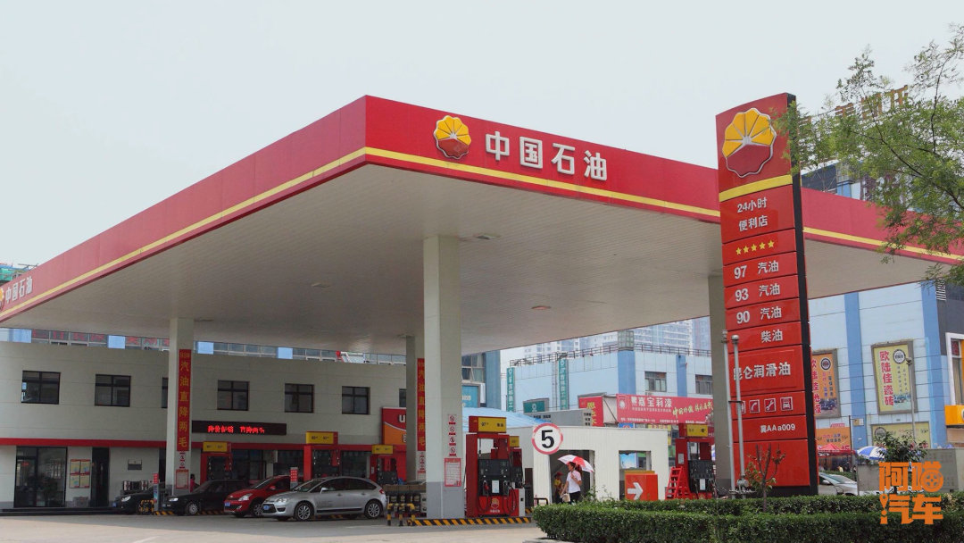 因为中石化,中石油好歹是国字号的,但是私营加油站背后的老板参差不齐