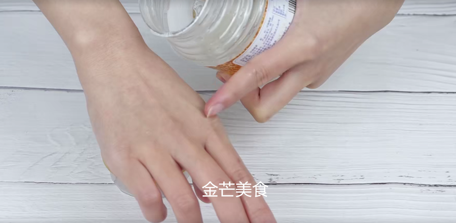 手上褶皱越来越多？教你一个简单好用的小方法，简单实用又省钱