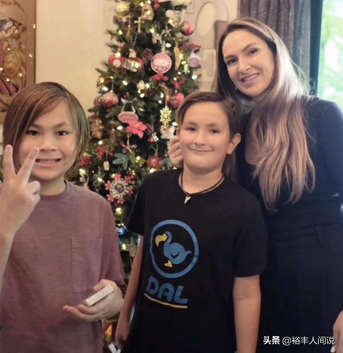 许冠杰全家相聚过圣诞节，家族强大近20个人，许冠文携妻子现身