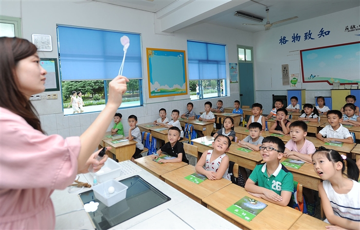 老师结婚学生家长能送红包吗（老师结婚学生随礼多少）