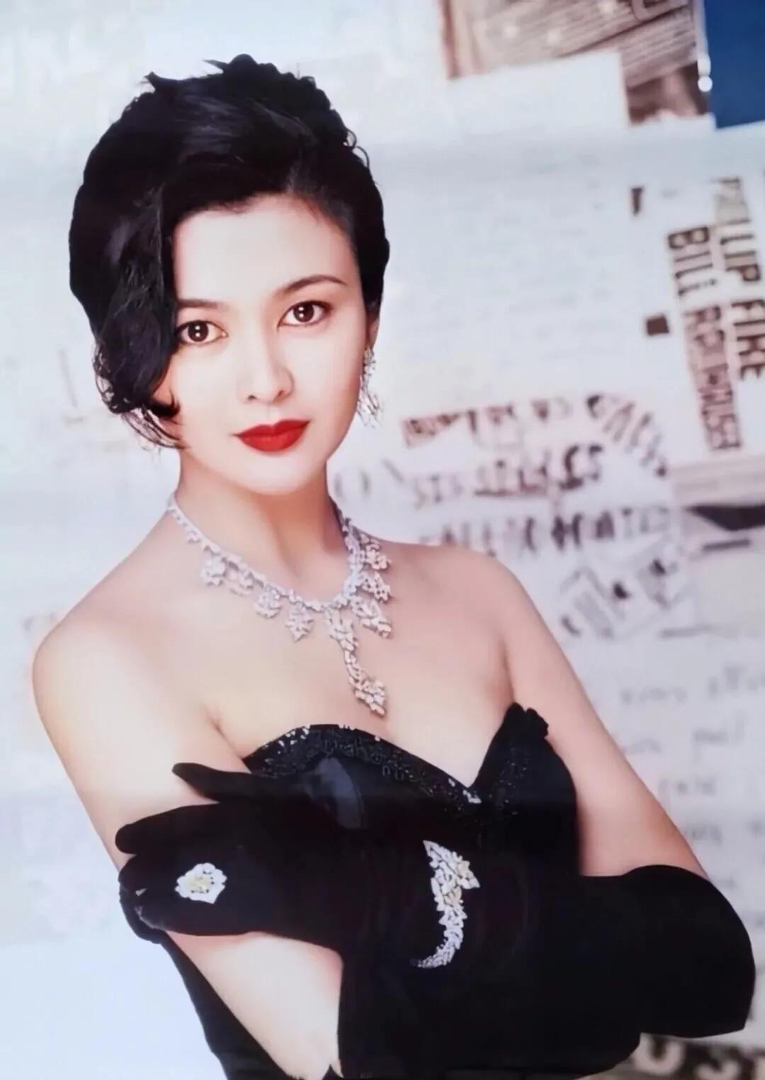 年轻时的关之琳,一颦一笑尽是风情万种,就曾以一身红裙艳绝整个香港