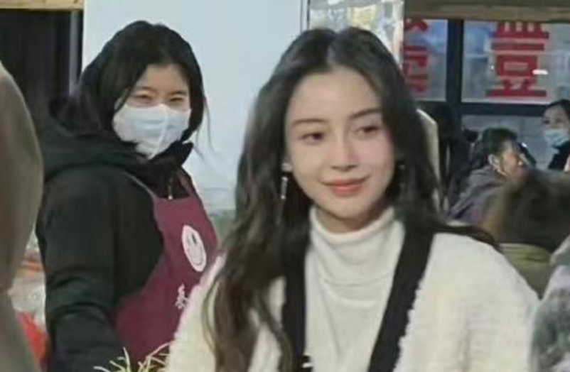 Baby素颜出游被偶遇!皮肤白皙身材纤瘦,叉开腿拍游客照太真实