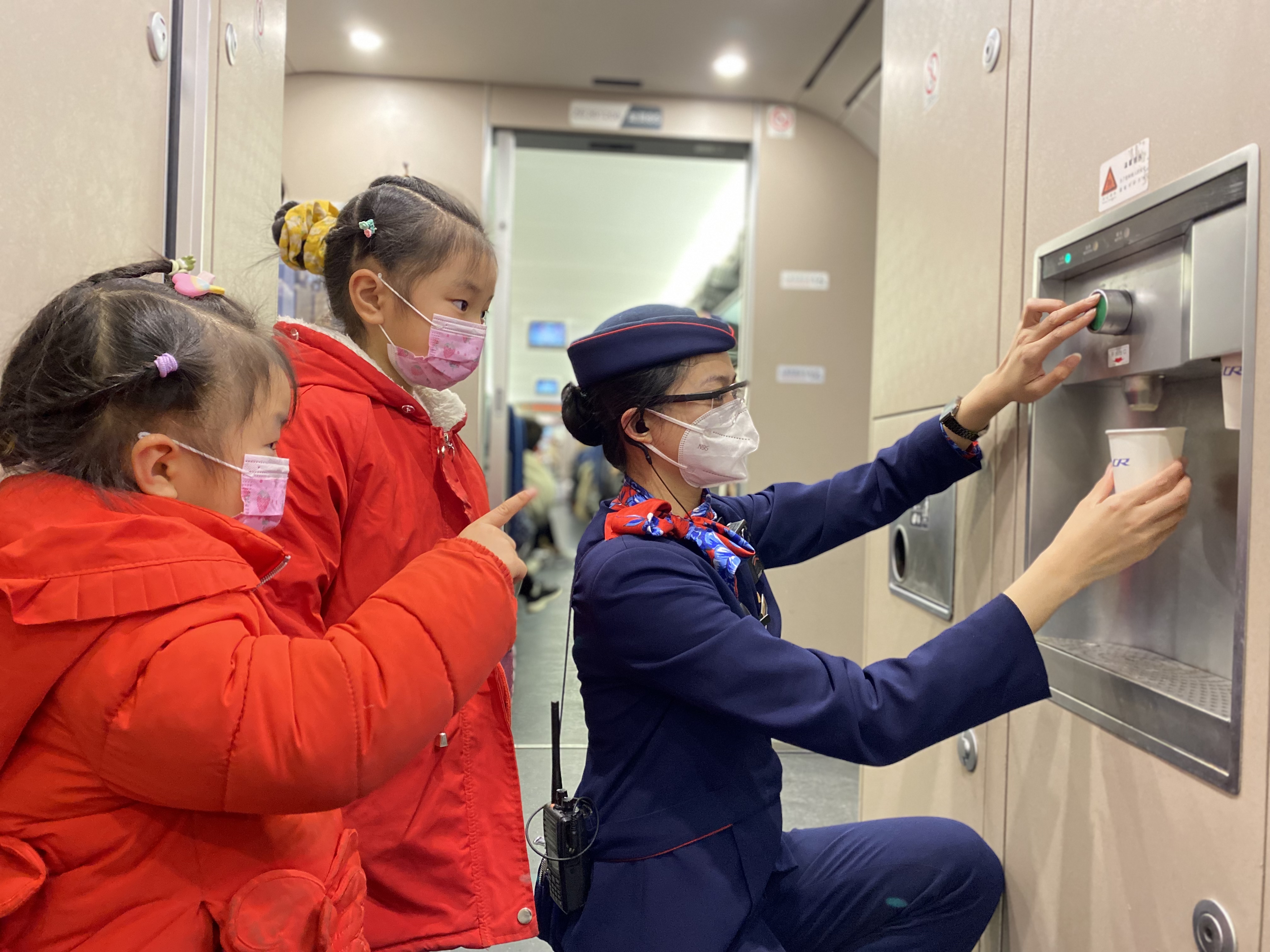 图片新闻：G1560次列车乘务员的春运奉献