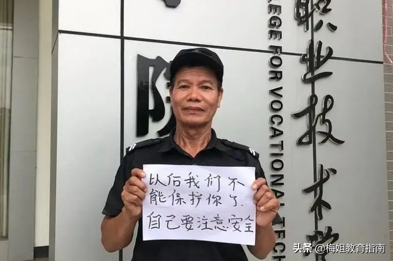 大学生晒另类毕业照，网友破防落泪，真想时光倒流重返校园