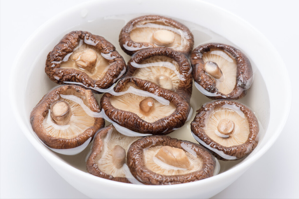 泡发干香菇,别只会用清水,再多放2样,泡发干净快速,肉质肥美