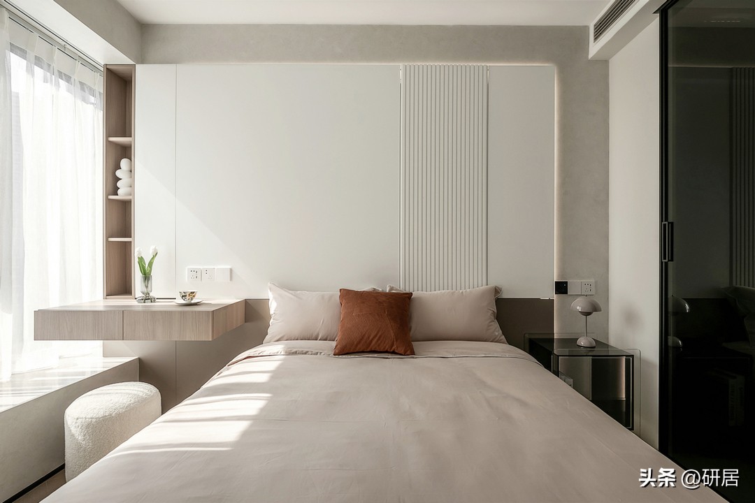 一进主卧室,就让人格外舒服,依然走轻奶油风,床头背景用了艺术涂料 护