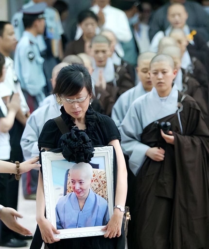 陈晓旭病逝15年了,曾发誓出家的丈夫郝彤,为何1年后就还俗再婚