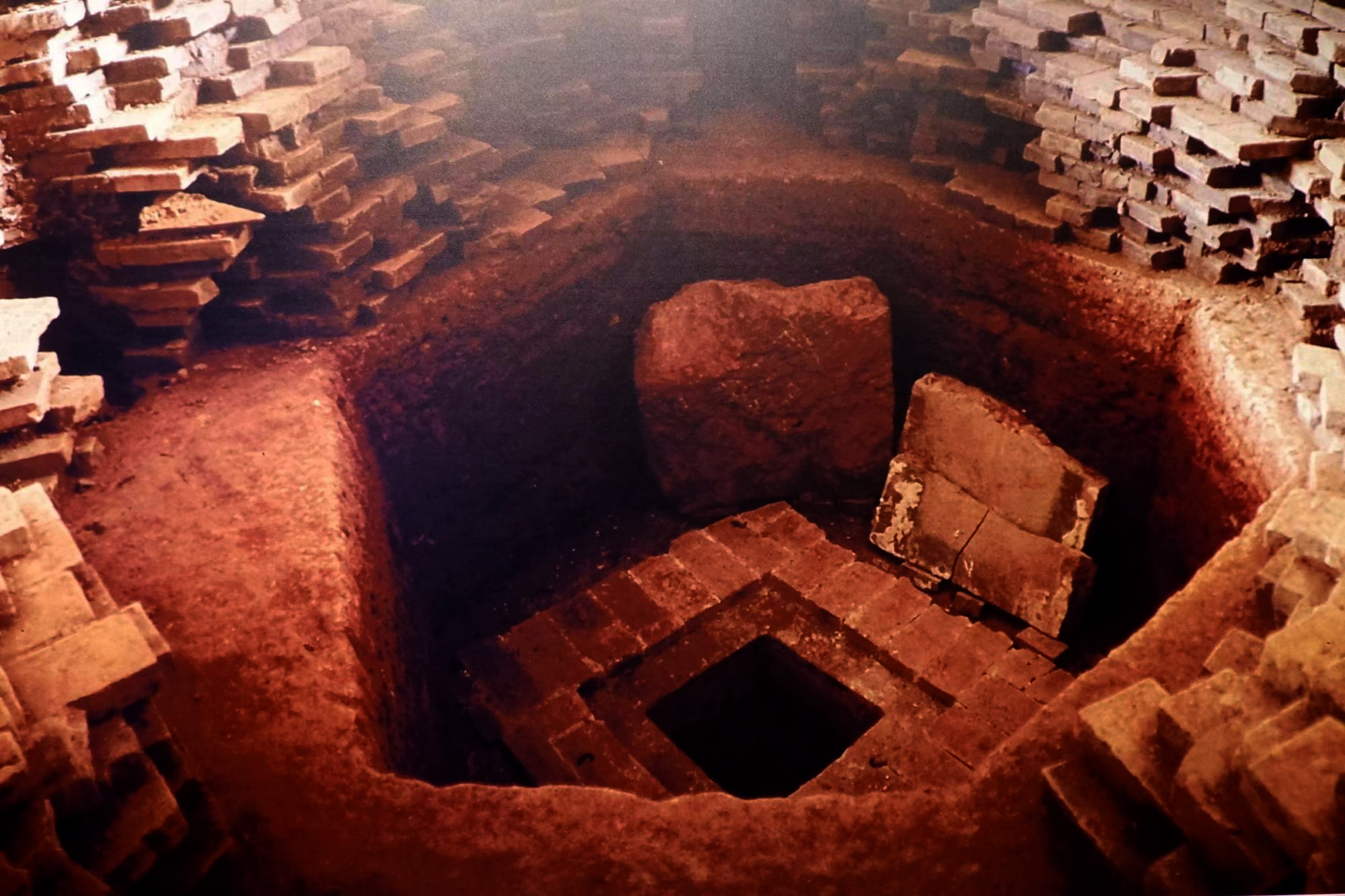 千年雷峰塔意外倒塌？发现神秘地洞，洞中竟有白蛇与佛教至宝？