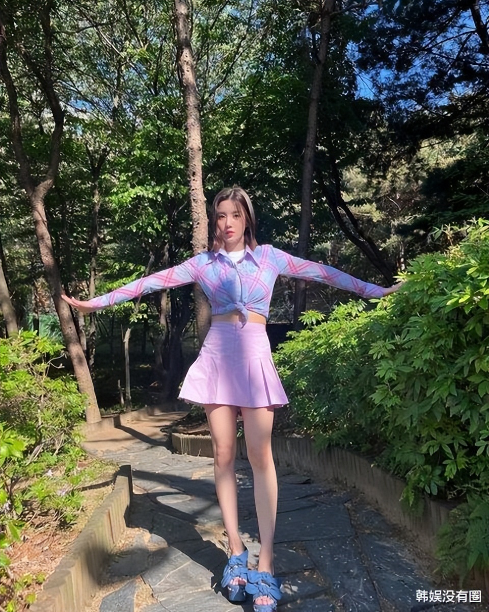 另一方面,出生于1995年9月27日的权恩妃,于2014年