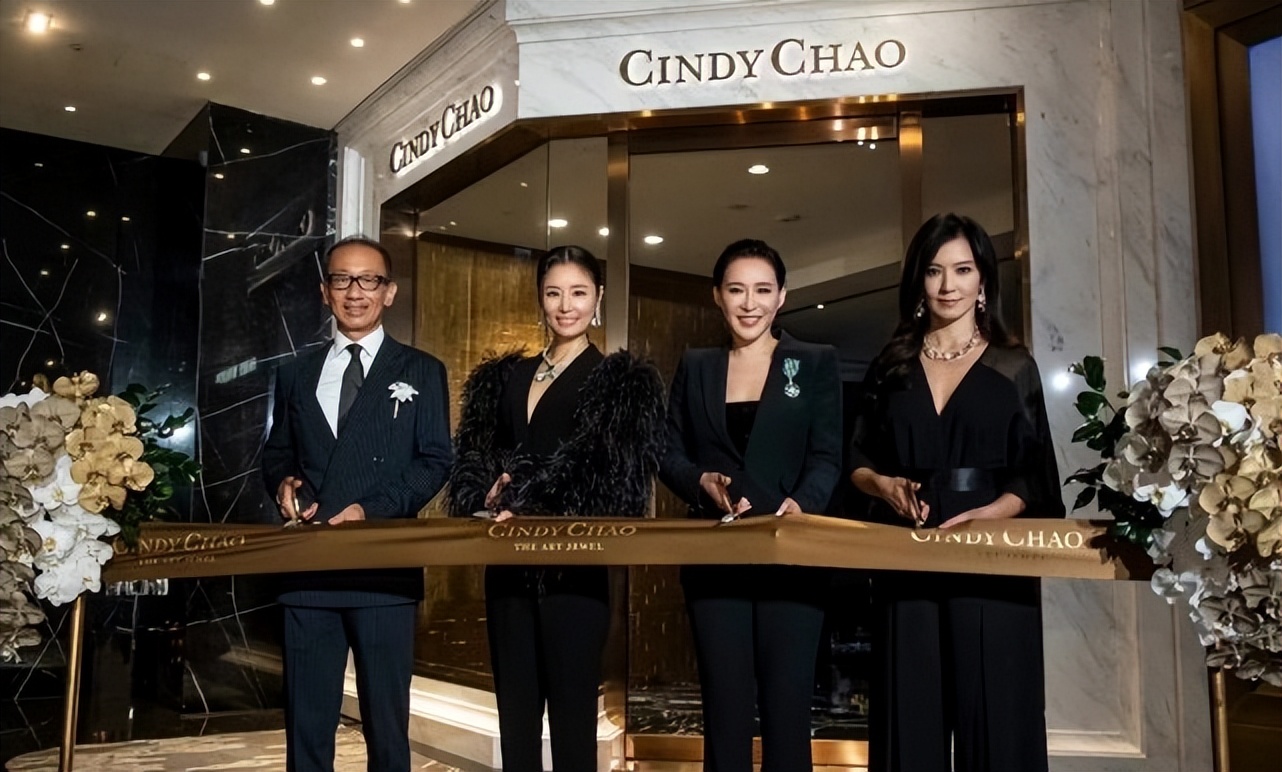 46岁林心如和46岁林熙蕾，两人同穿黑色服装，气质差别真大