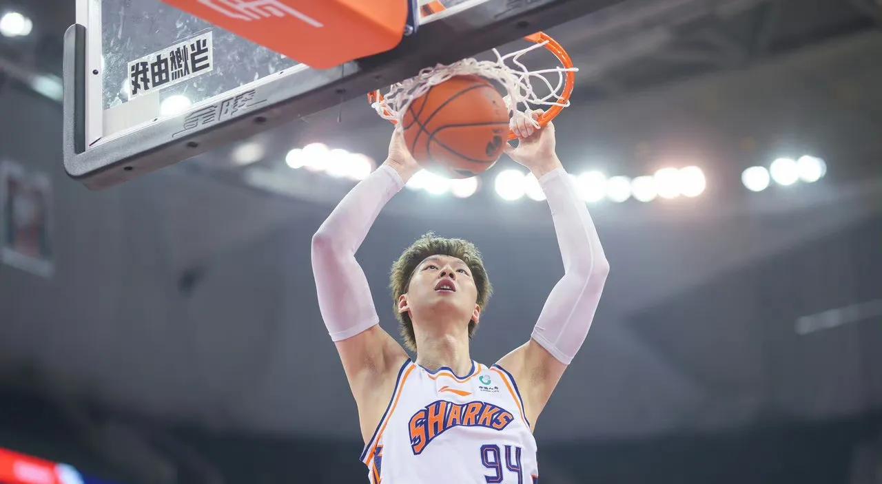 中国篮球明星(61分14篮板创造历史！CBA现役本土第一人诞生，他常规赛MVP稳了！