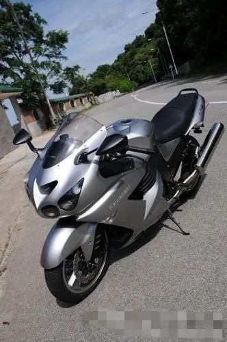 铃木隼实际排量要比本田黑鸟大,动力数据也更强悍一些,再加之其优异的