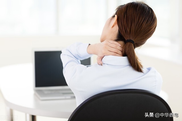 暖意十足的办公室里，醒醒香膏使产生困意的上班族们变得精神抖擞
