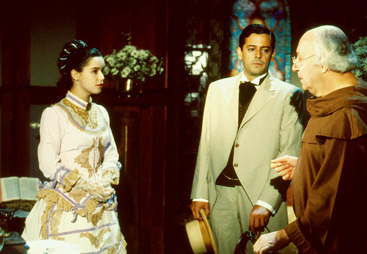 从小就用上流社会的礼仪教养伊佐拉,让身为女奴的她,像一个贵族小姐一