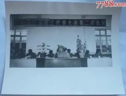 那些年，她装模作样，一颦一笑都像演戏，令人尴尬又无奈。