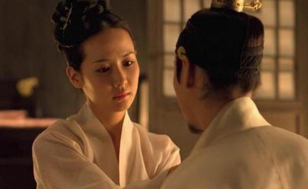 杀死(妻子梦见丈夫夺得天下,醒后欢喜地告诉他,丈夫却挥剑将妻子斩杀)