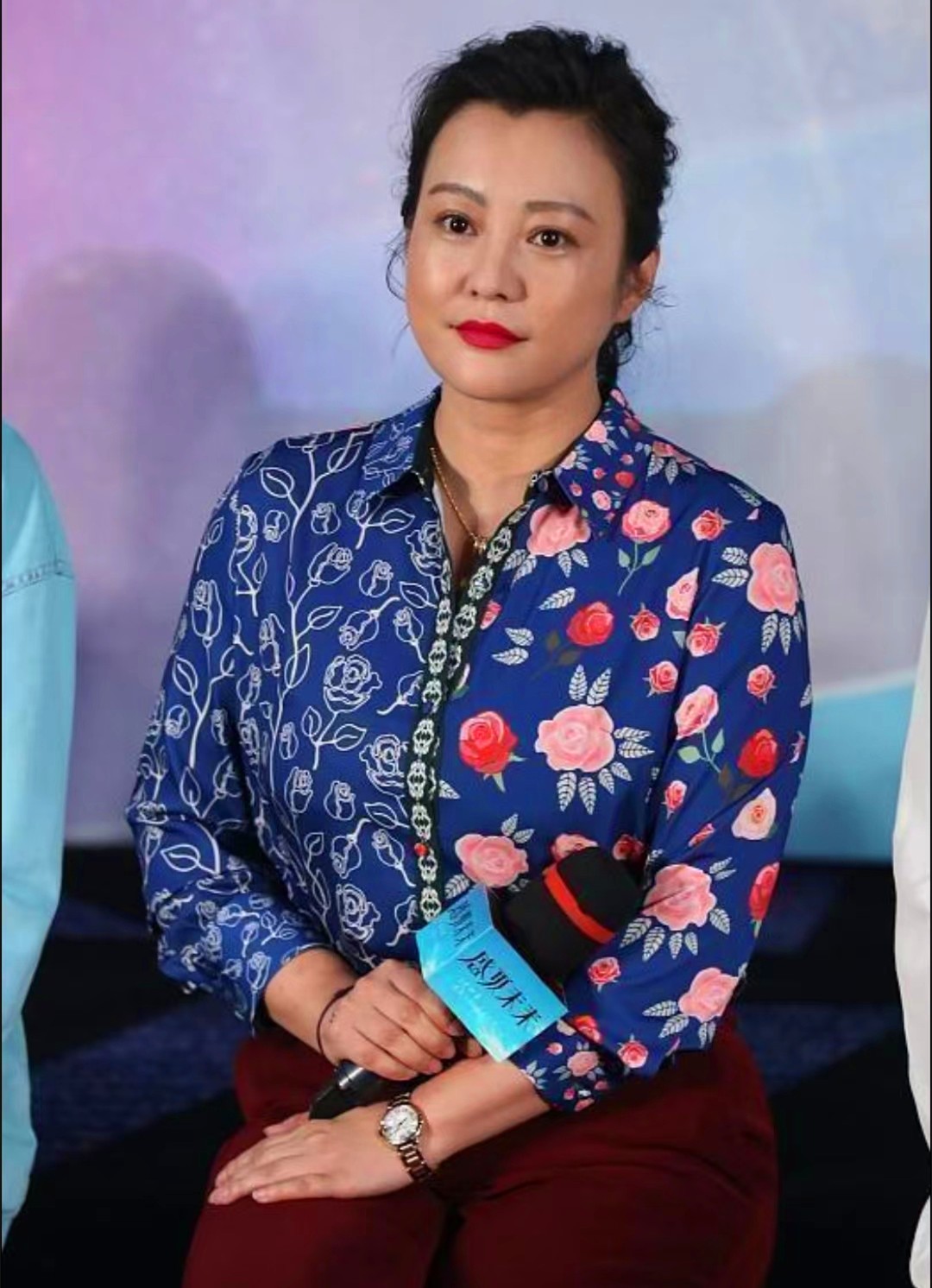 身材发福臃肿,郝蕾依然能自信地去表演,以及坐上导师台指导年轻演员