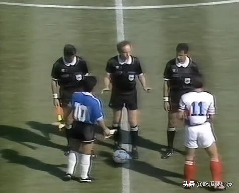 世界杯几张黄牌一个点球(1990年世界杯1/4决赛，巨星先后错失点球，戈耶切亚显神威)