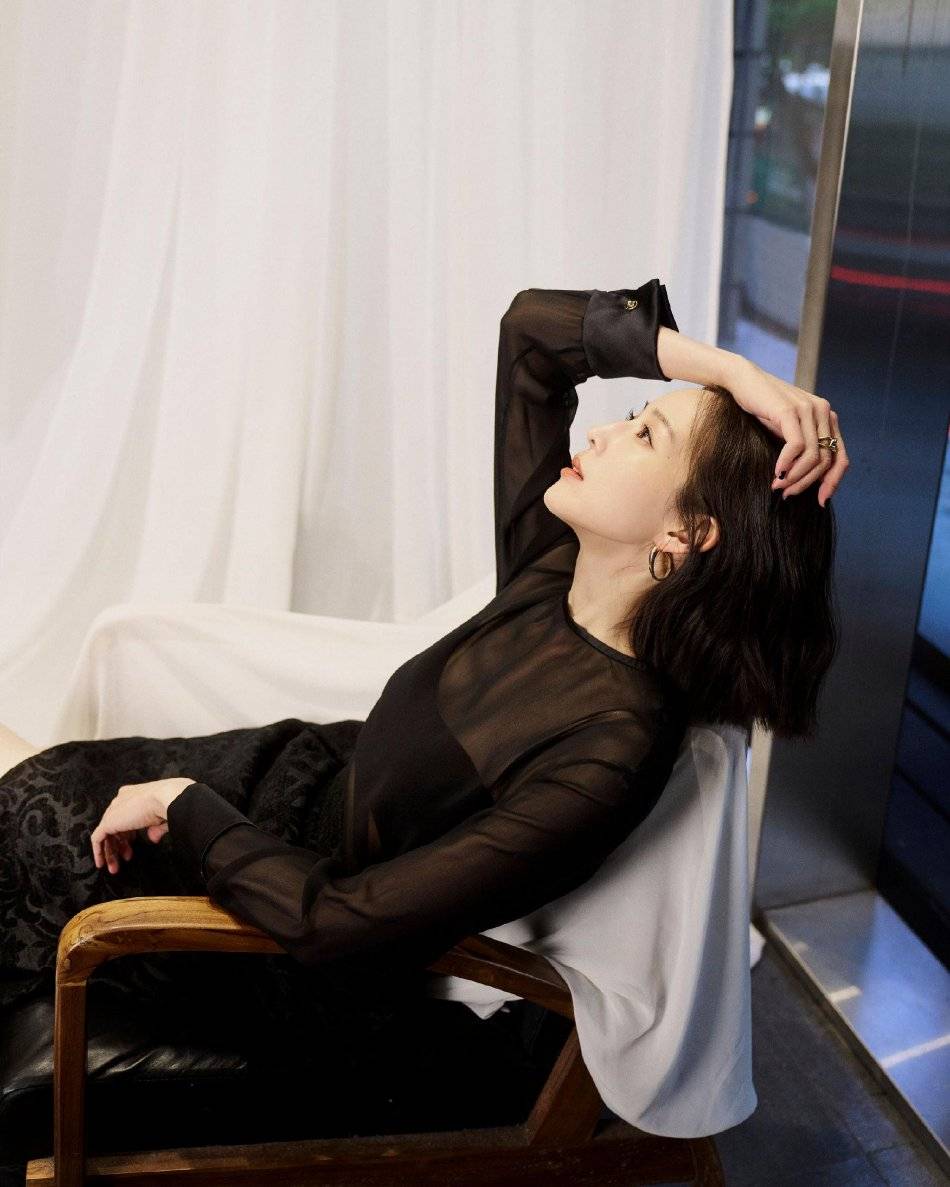 张钧甯上演黑白写真大片,刺绣开叉裙出镜,女神范十足