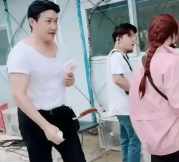 脸部肿成“馒头”，笑起来秒变“僵尸”，这些明星的脸到底咋了？