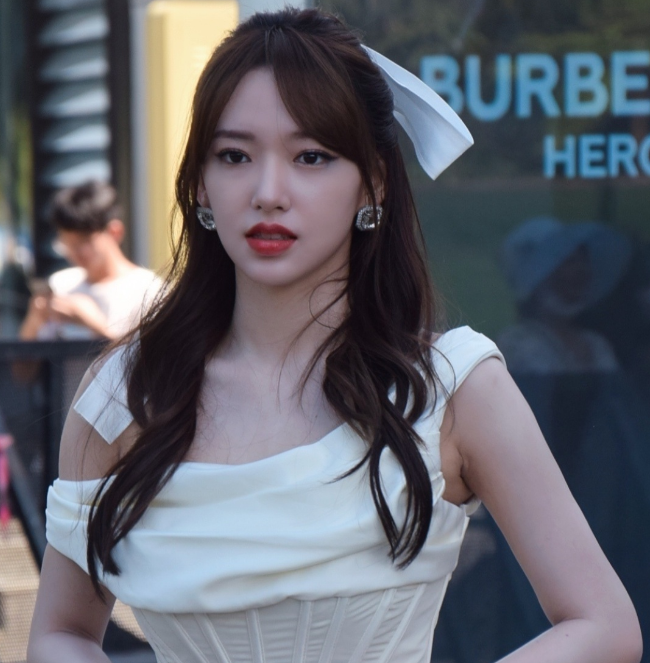 耍大牌？23岁程潇商场参加活动，保安比路人还多，网友：好大的腕