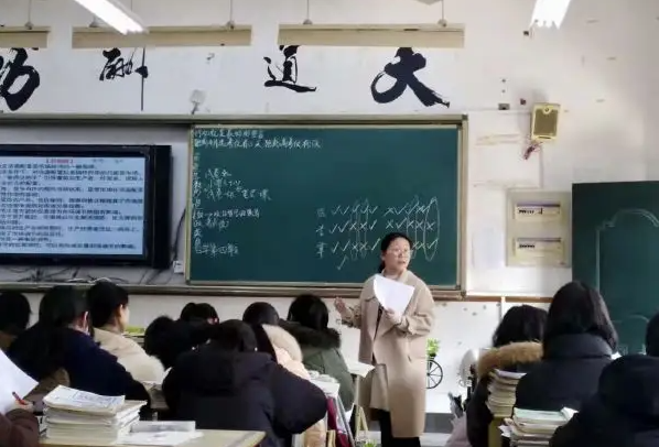 两名艺术生跪别班主任，称其是最好的老师，得知原因叫人心生崇敬