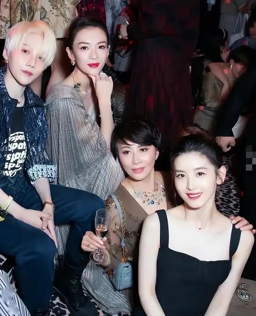 京东老板娘章泽天颜值气质比明星强多了