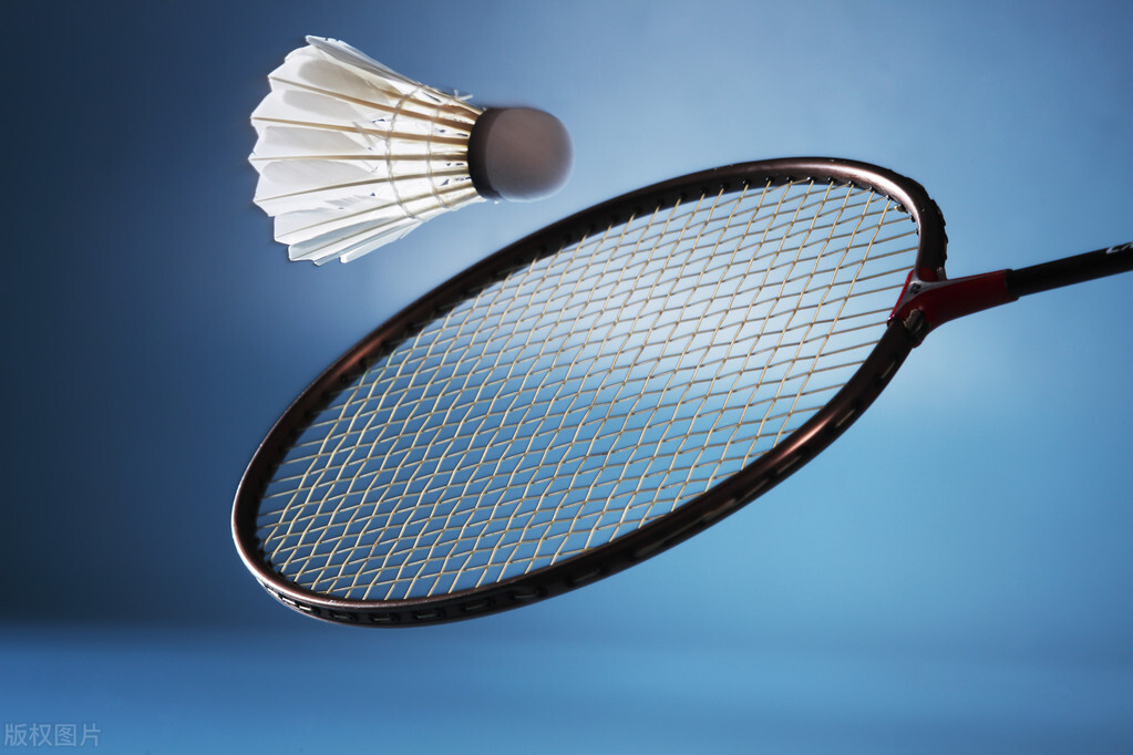 羽毛球拍拉线拉多少磅合适（羽毛球拍穿线，横线和竖线磅数一样吗？）-趣拿体育