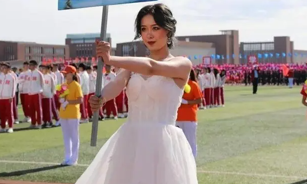 运动会都内卷？高三女生因“举牌”走红，却意外引起网友争议