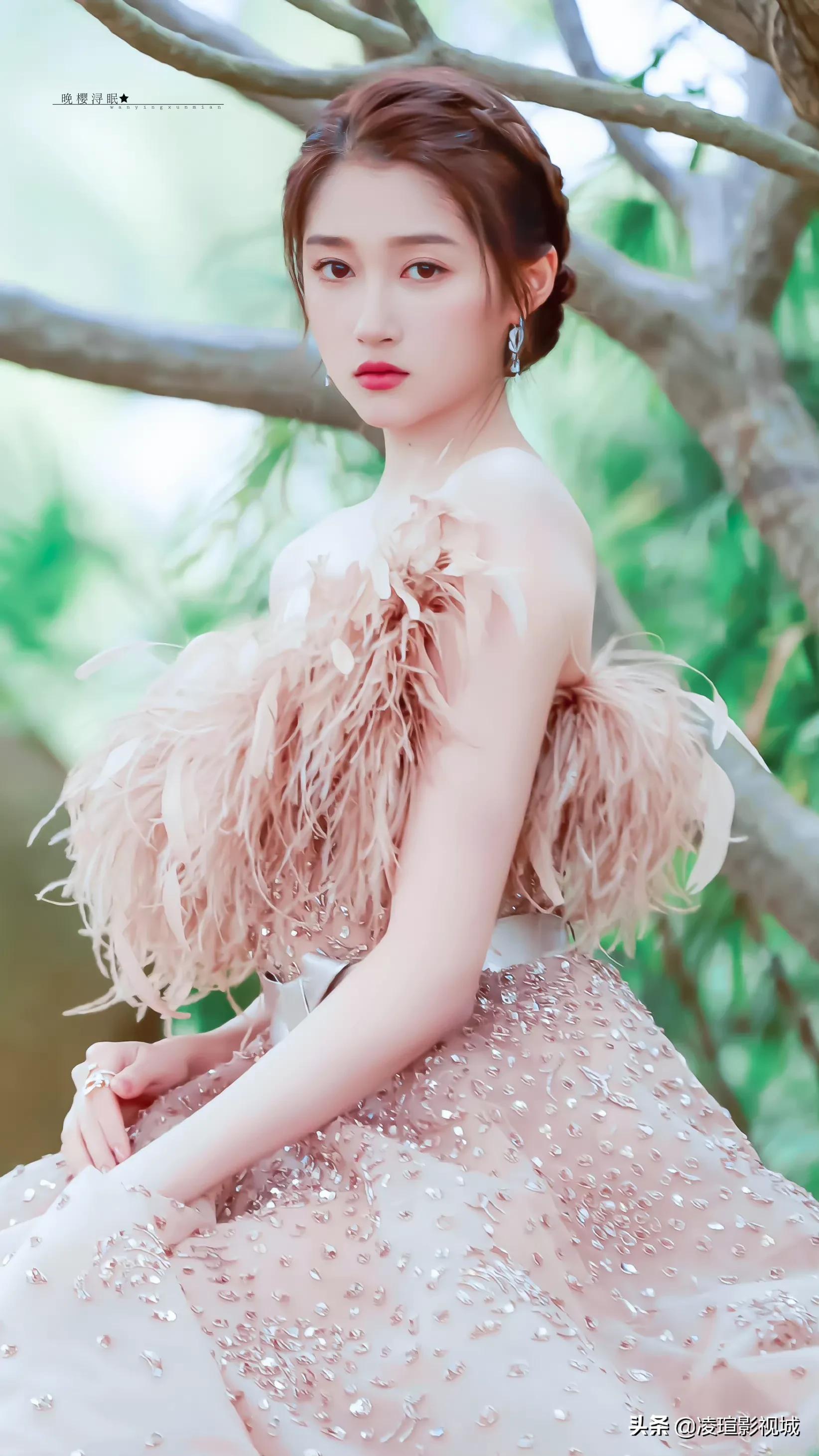 明星壁纸图片分享：关晓彤（2）