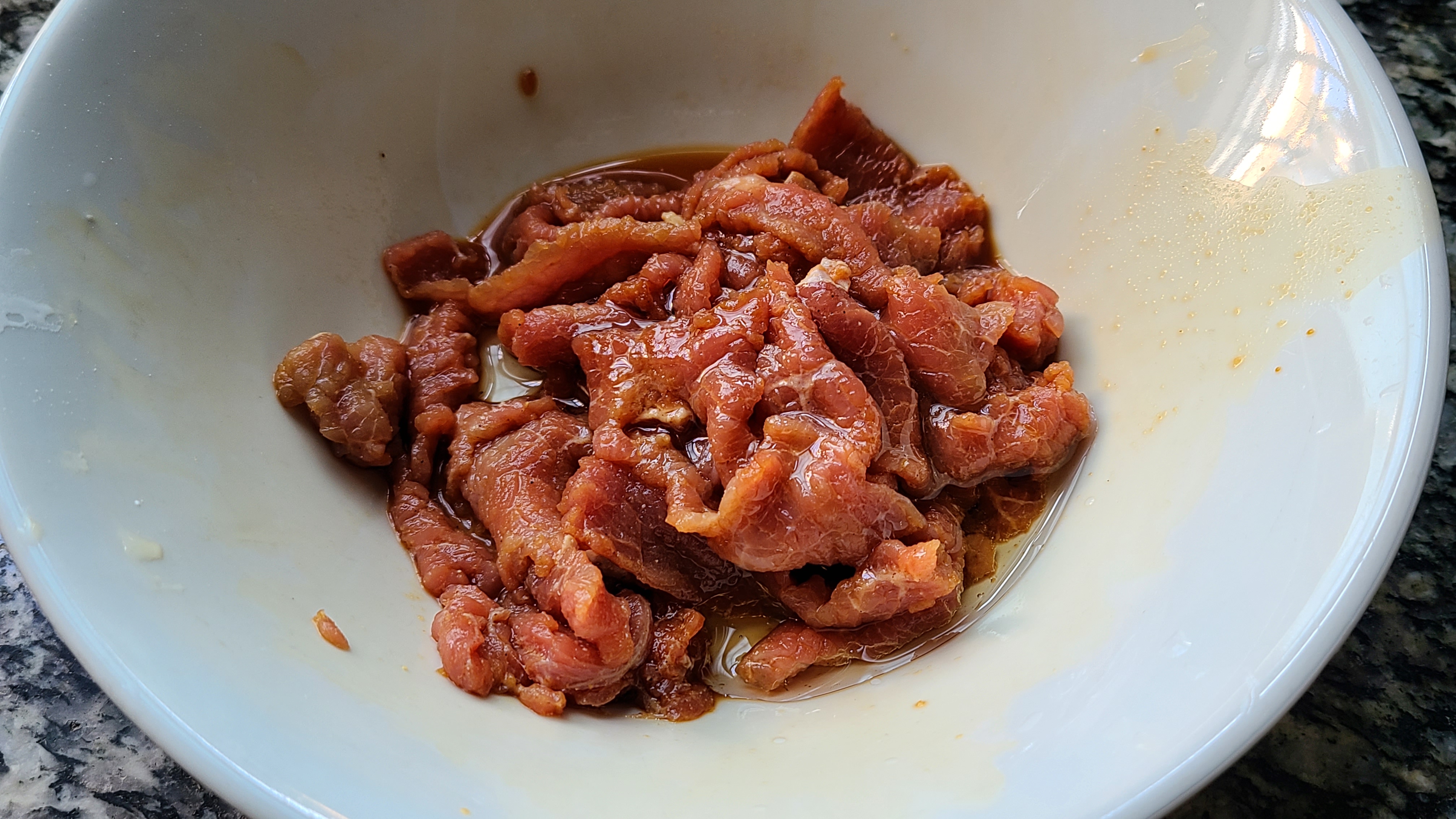 牛肉滑蛋，一道在广东出了名的美食，肉香嫩滑，做法还简单