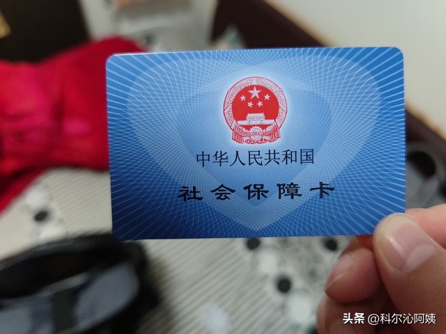 老师退休半年去世，其配偶只有新农合保险，他可以享受哪些待遇？