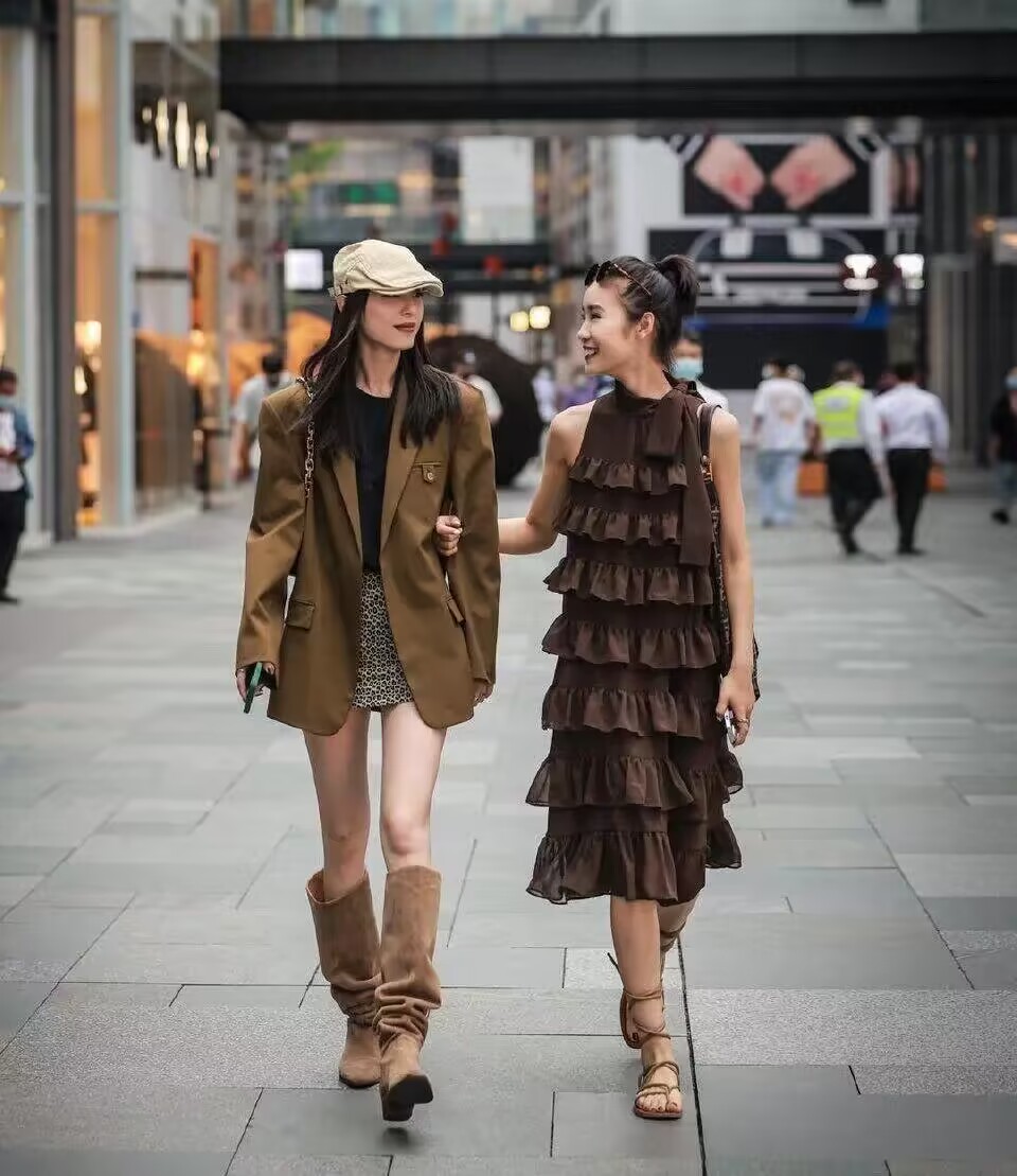 成都街拍火出圈！没有美颜滤镜，但照样高级、精致