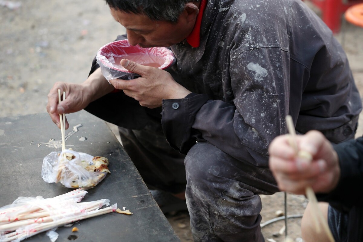 厨师一年能赚多少钱啊(山东70后大叔做海上厨师)