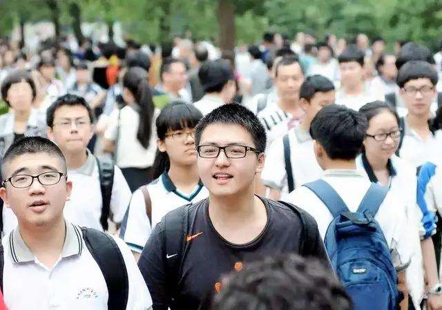 2003年高考试卷在四川被盗，启用超难备用卷，万千考生命运被改写