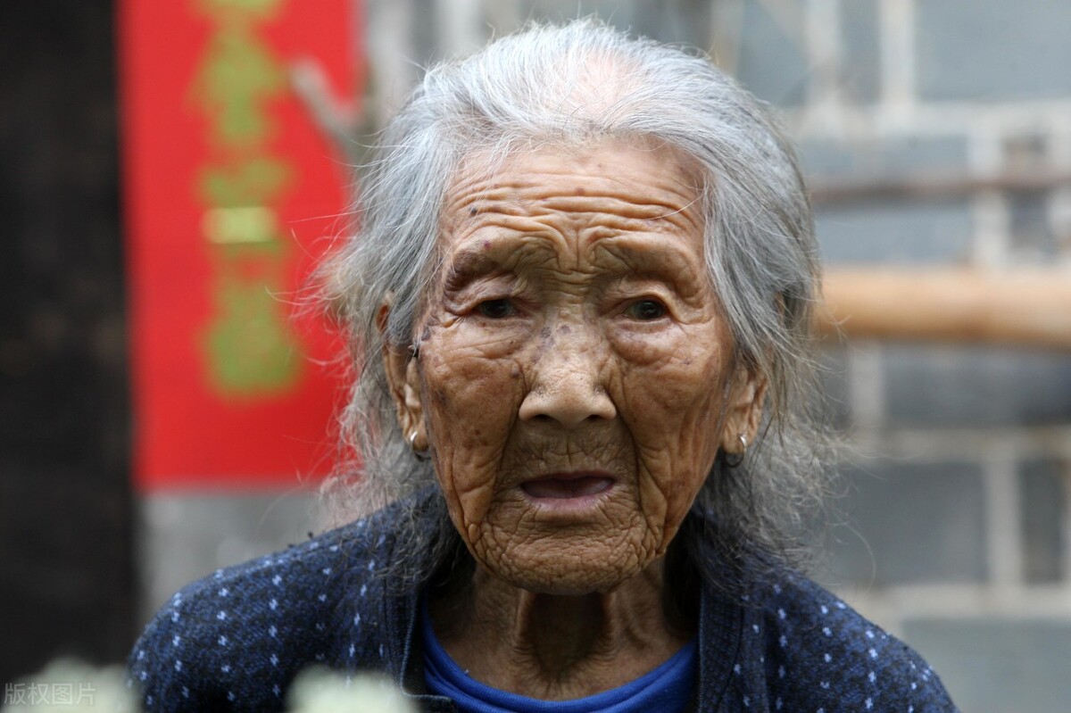 67岁老人照顾95岁母亲十年后哭诉：母亲你快走吧！我实在受不了了