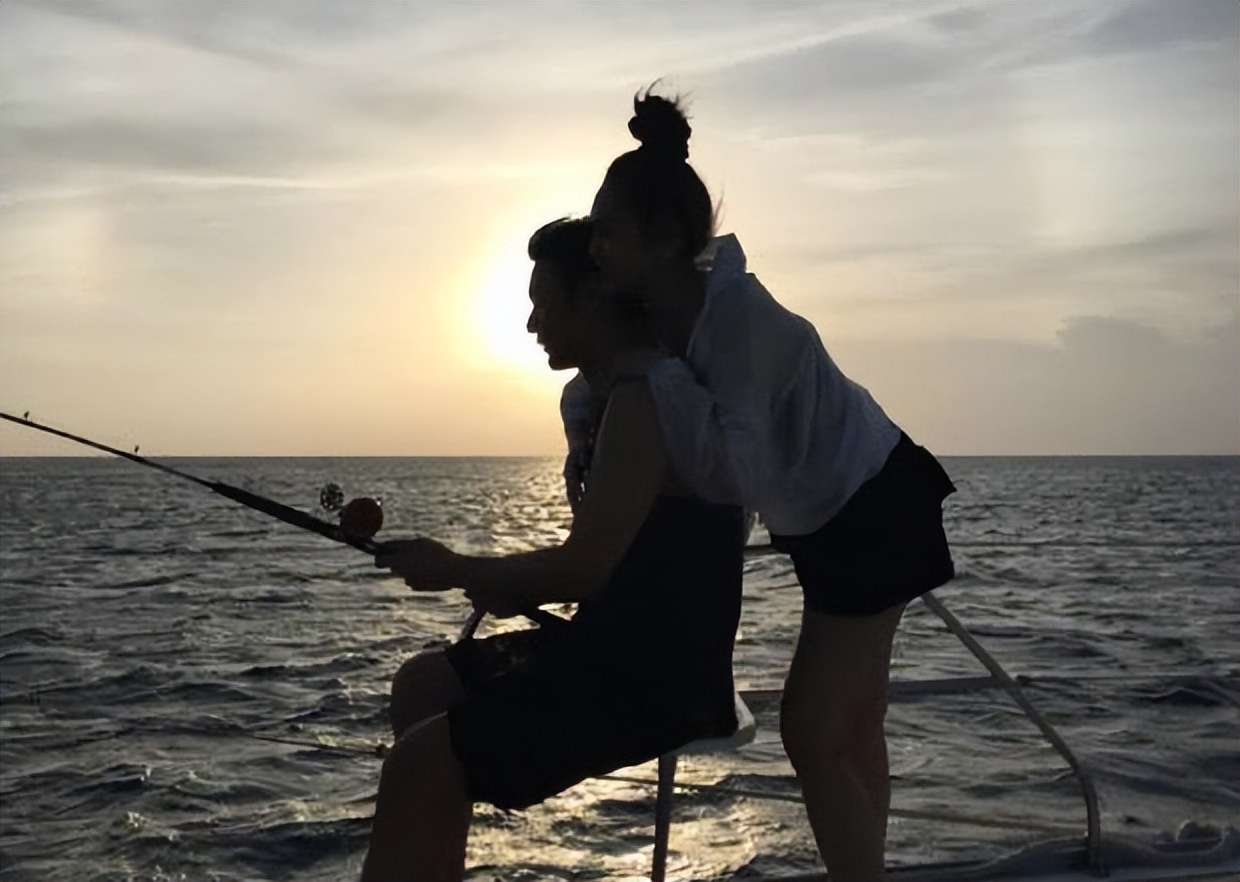 李荣浩辟谣出轨离婚，杨丞琳安慰丈夫和姐妹，吉克隽逸委屈落泪